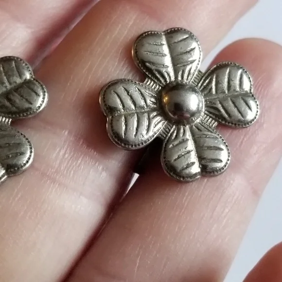 Relisted -Vintage four leaf clover screwback earrings silver tone metal - Picture 4 of 11